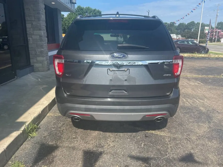2016 Ford Explorer XLT photo 1