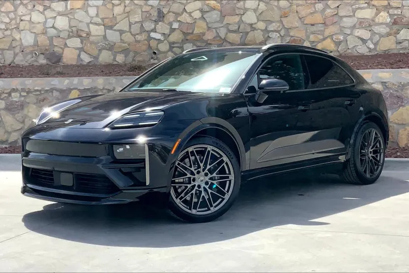2025 Porsche Macan Electric Turbo photo 1