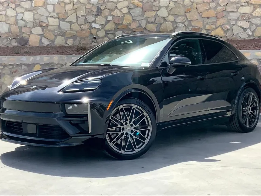 2025 Porsche Macan Electric Turbo photo 1