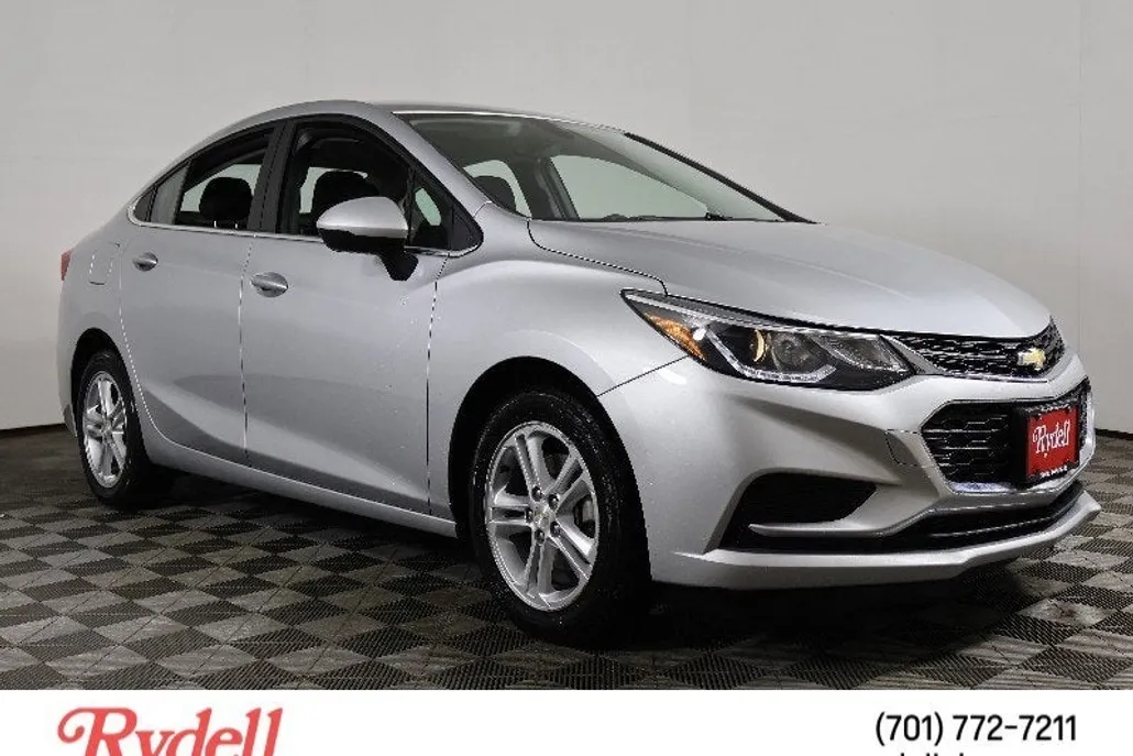 2018 Chevrolet Cruze LT photo 1