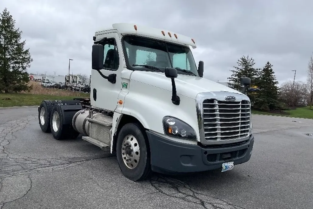 2016 Freightliner Cascadia 125" Sleeper Cab photo 1