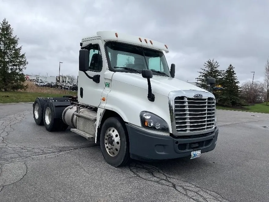 2016 Freightliner Cascadia 125" Sleeper Cab photo 1