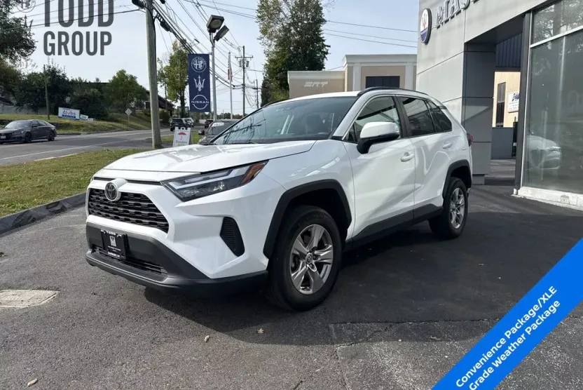 2023 Toyota RAV4 XLE photo 1