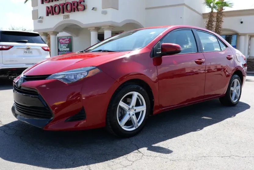 2018 Toyota Corolla LE photo 1