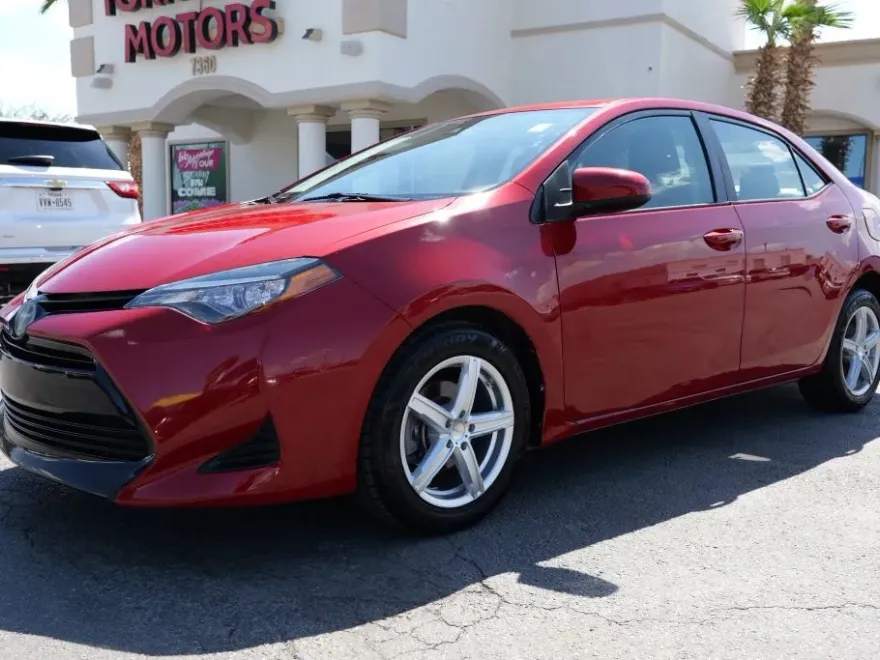 2018 Toyota Corolla LE photo 1