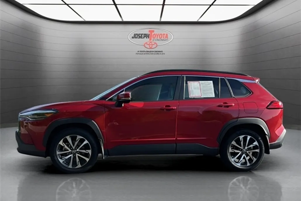 2022 Toyota Corolla Cross XLE photo 1