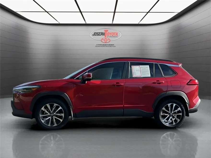 2022 Toyota Corolla Cross XLE photo 1