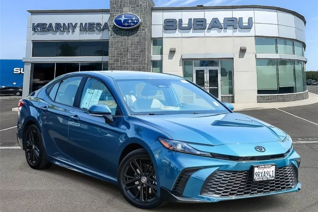 2025 Toyota Camry SE photo 1