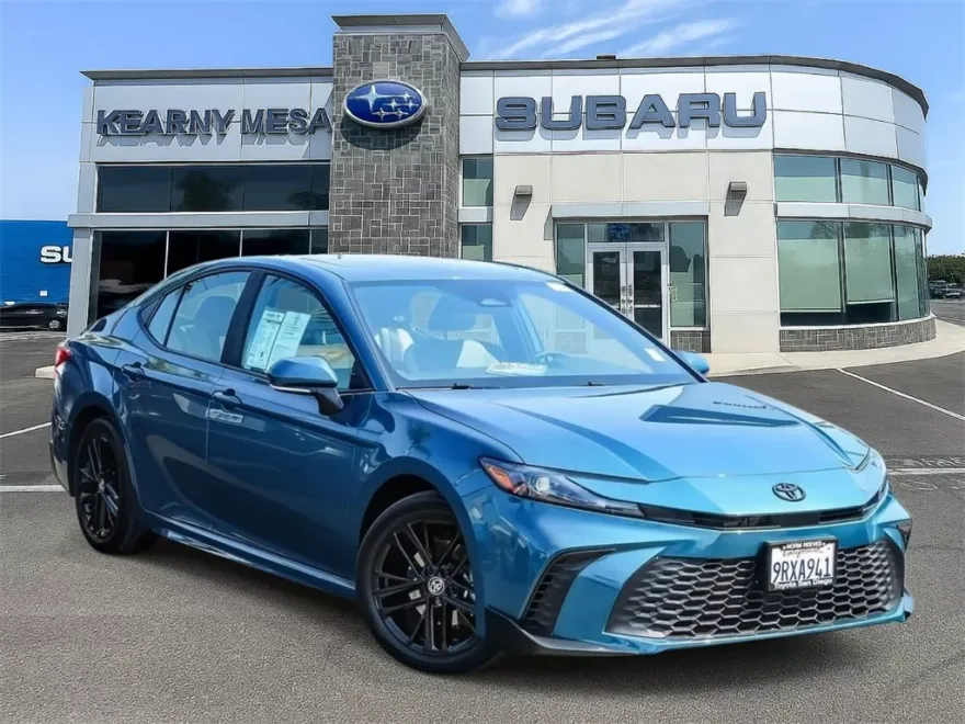 2025 Toyota Camry SE photo 1