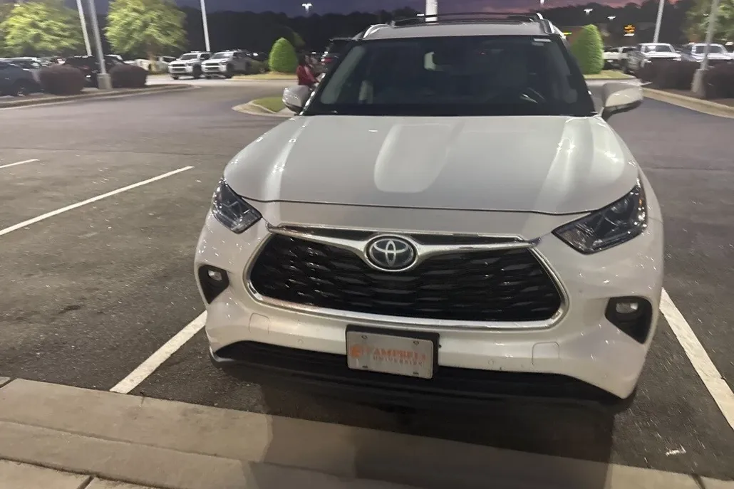 2022 Toyota Highlander Hybrid Limited photo 1