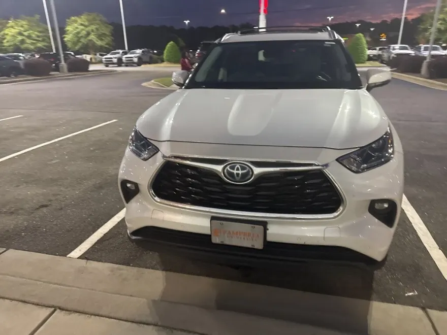 2022 Toyota Highlander Hybrid Limited photo 1