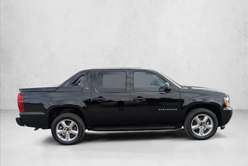 2011 Chevrolet Avalanche LT photo 1
