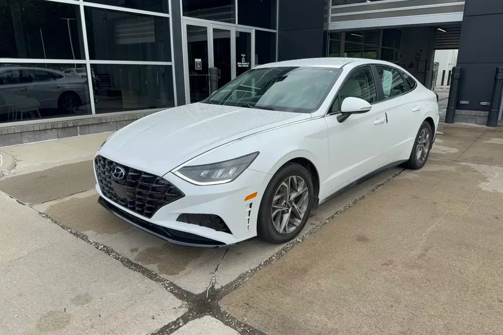 2022 Hyundai Sonata SE photo 1