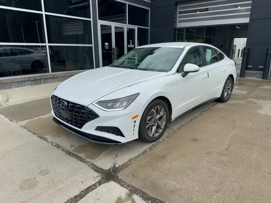 2022 Hyundai Sonata SE photo 1