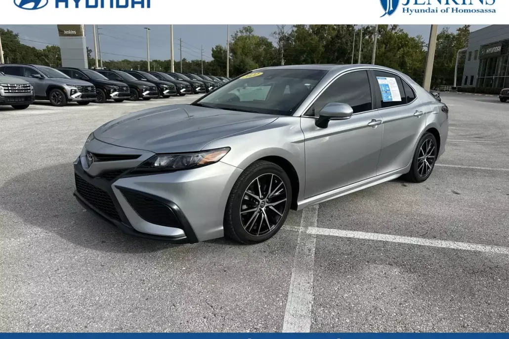 2022 Toyota Camry SE photo 1