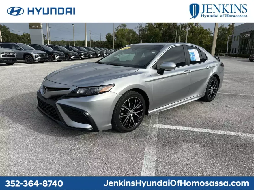 2022 Toyota Camry SE photo 1