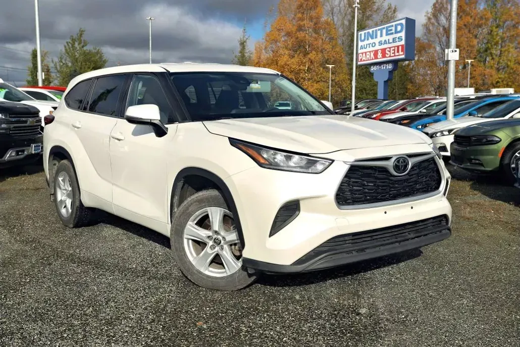 2020 Toyota Highlander LE Sport photo 1