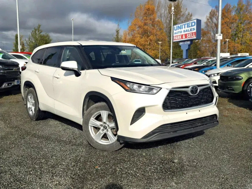 2020 Toyota Highlander LE Sport photo 1