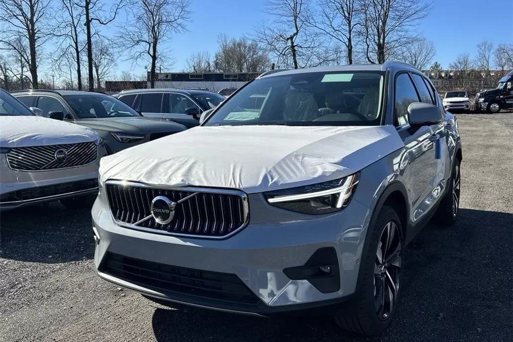 2025 Volvo XC40 Plus photo 1