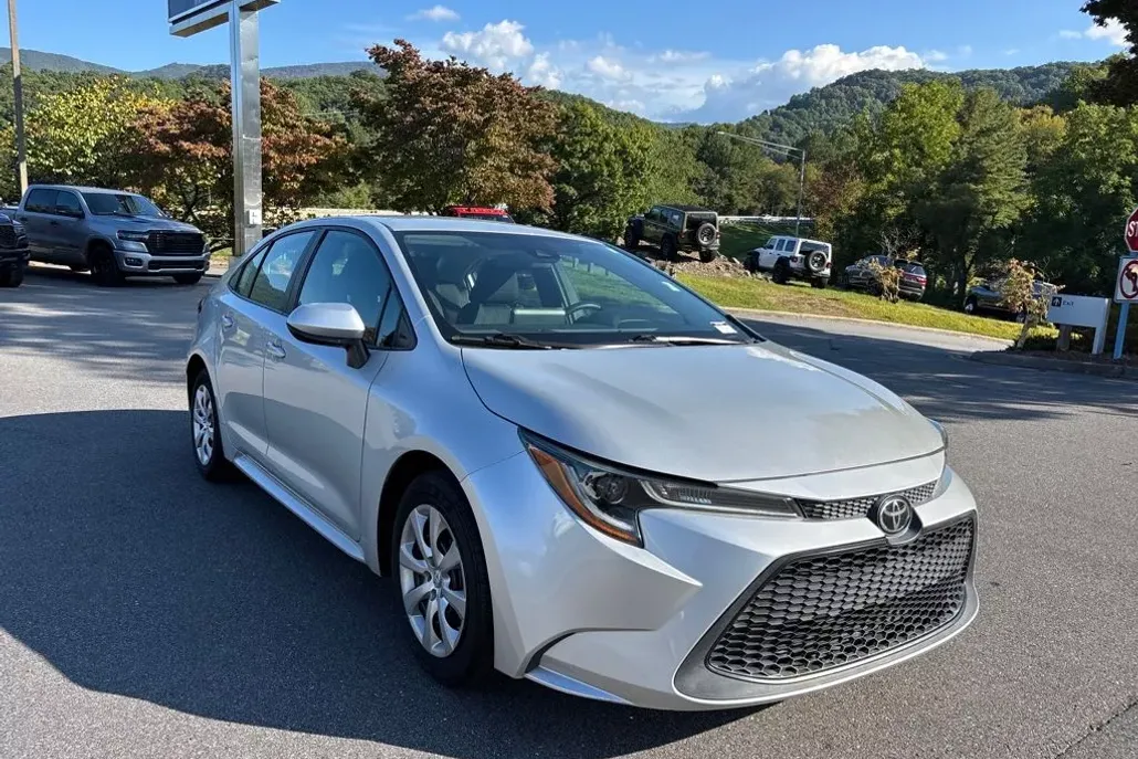 2020 Toyota Corolla LE photo 1