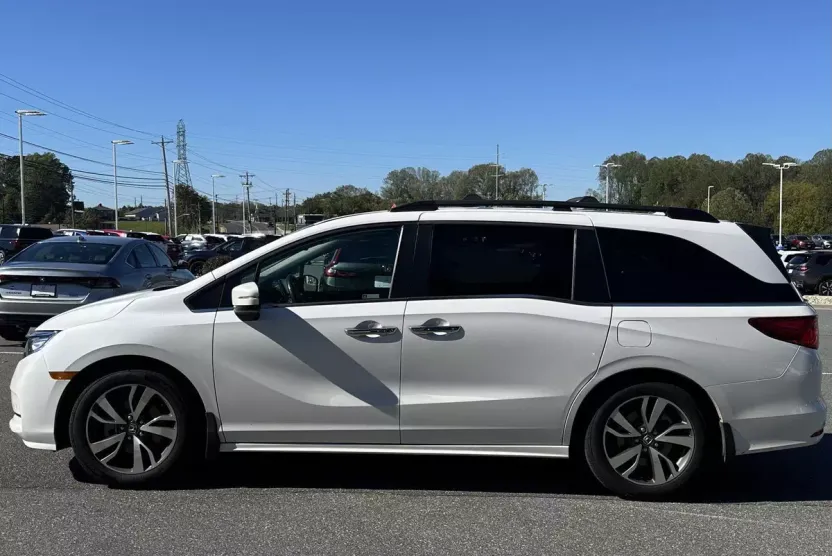 2023 Honda Odyssey Touring photo 1