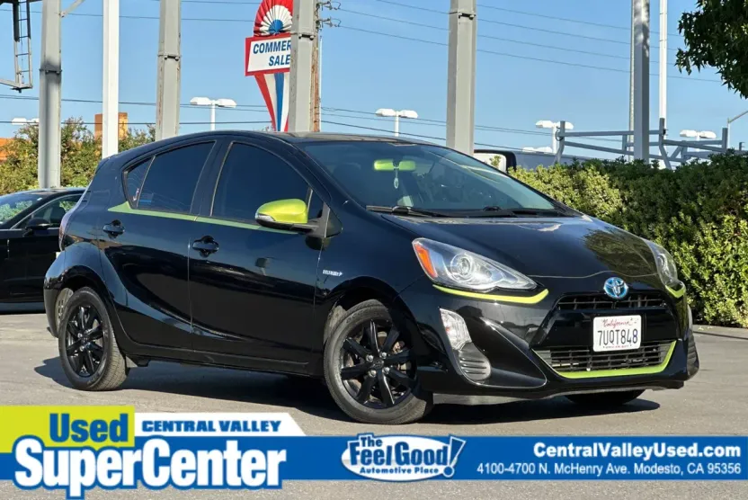 2016 Toyota Prius C Four photo 1