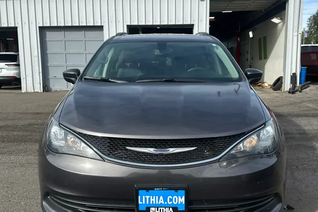 2020 Chrysler Voyager LXi photo 1