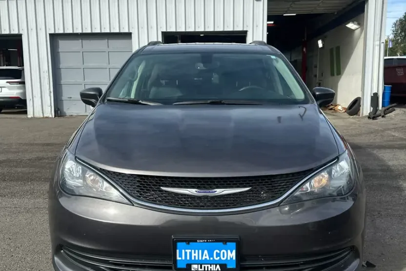 2020 Chrysler Voyager LXi photo 1