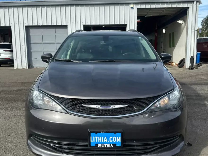 2020 Chrysler Voyager LXi photo 1