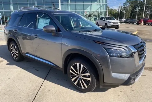 2025 Nissan Pathfinder Platinum photo 3