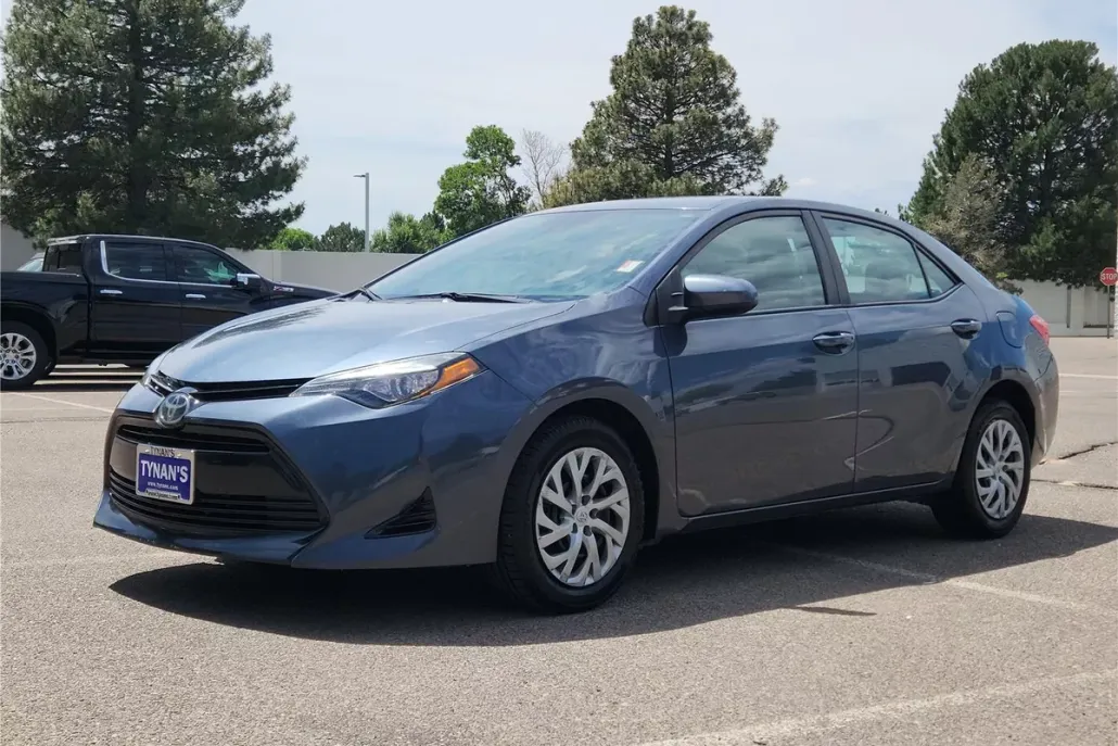 2017 Toyota Corolla LE photo 1