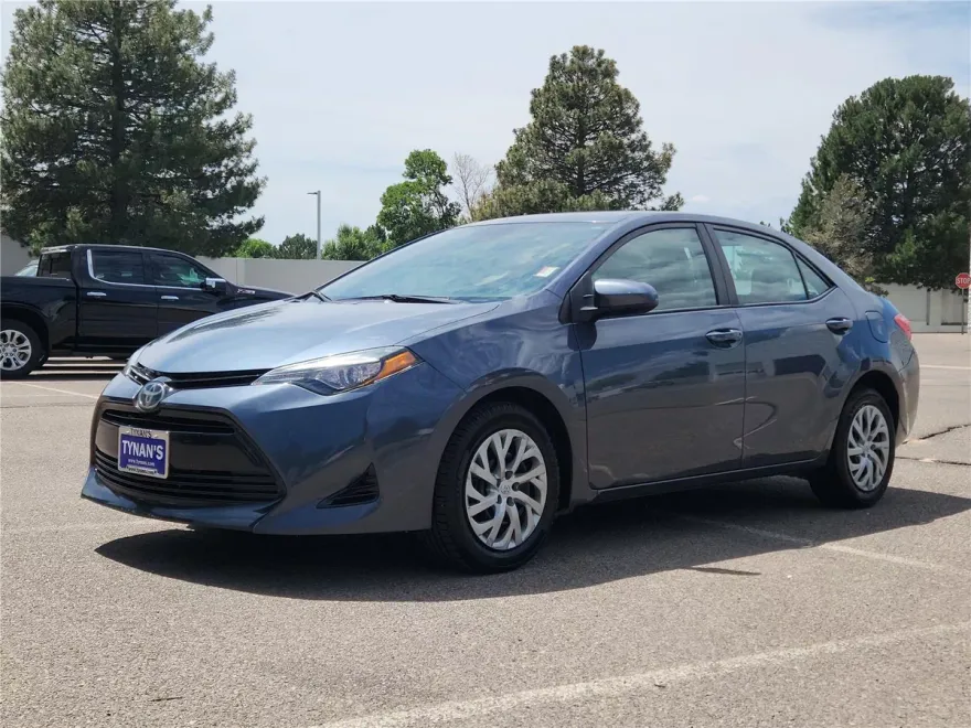 2017 Toyota Corolla LE photo 1