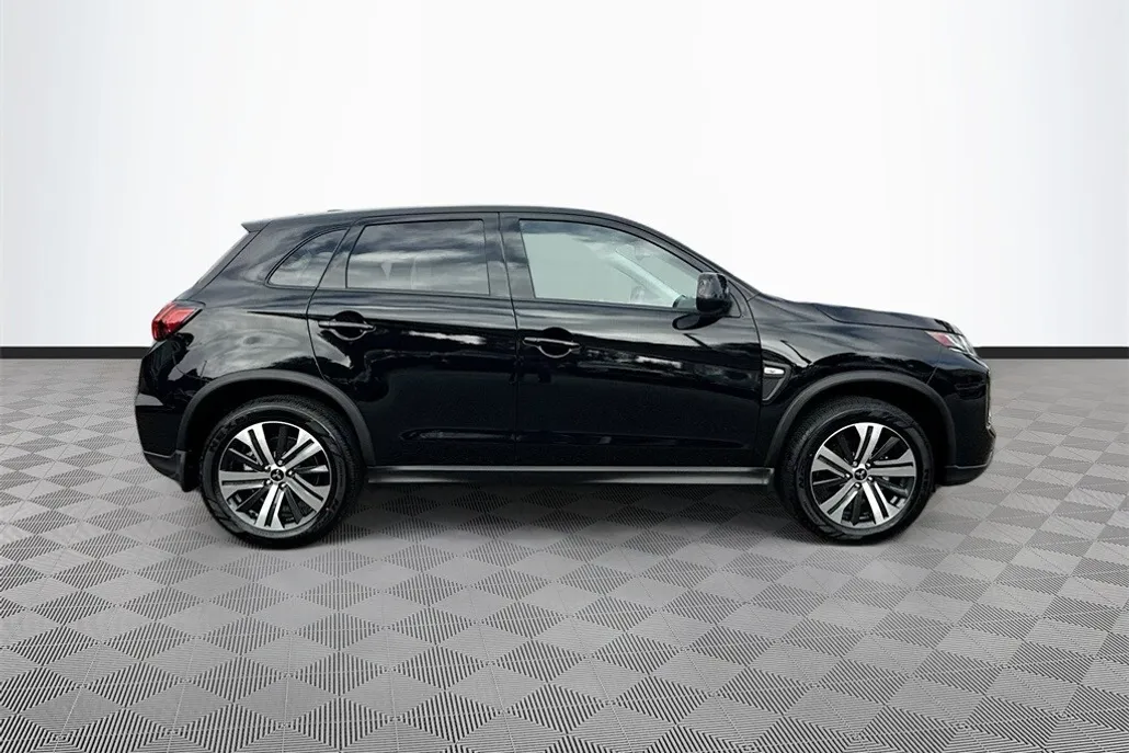 2025 Mitsubishi Outlander Sport ES photo 1