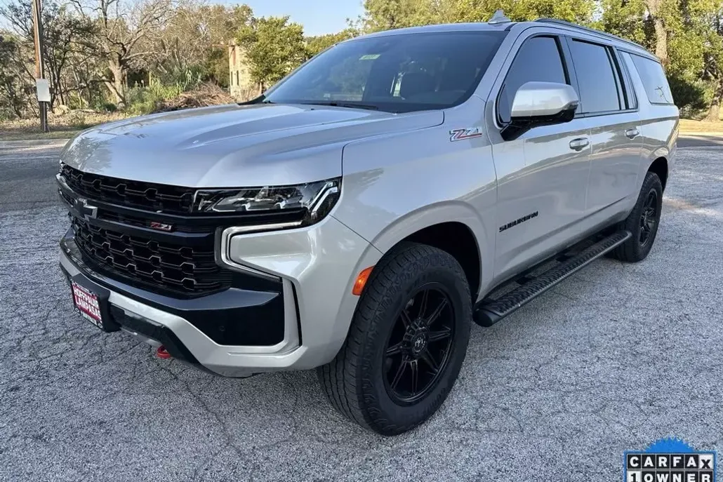 2024 Chevrolet Suburban Z71 photo 1
