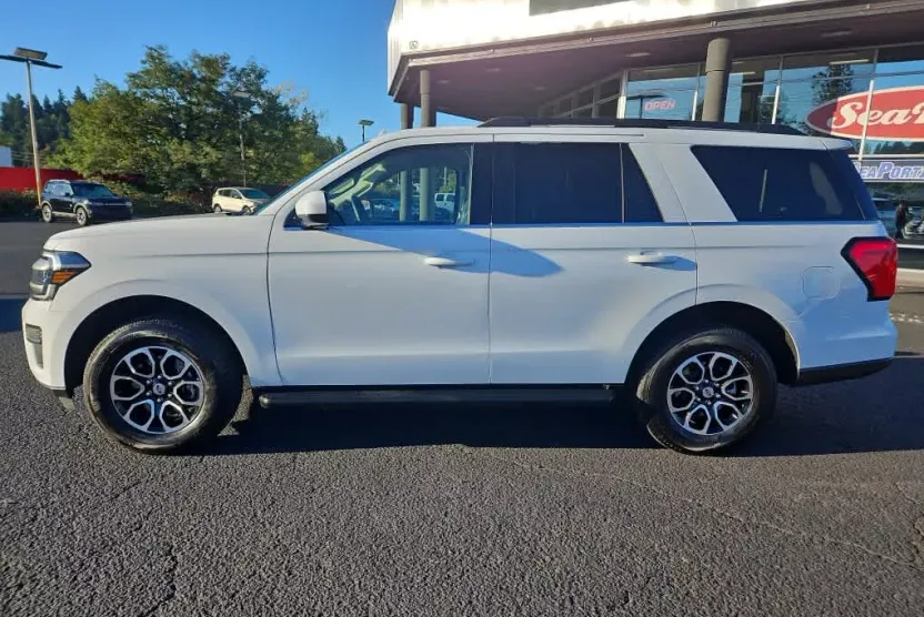 2024 Ford Expedition XLT photo 1