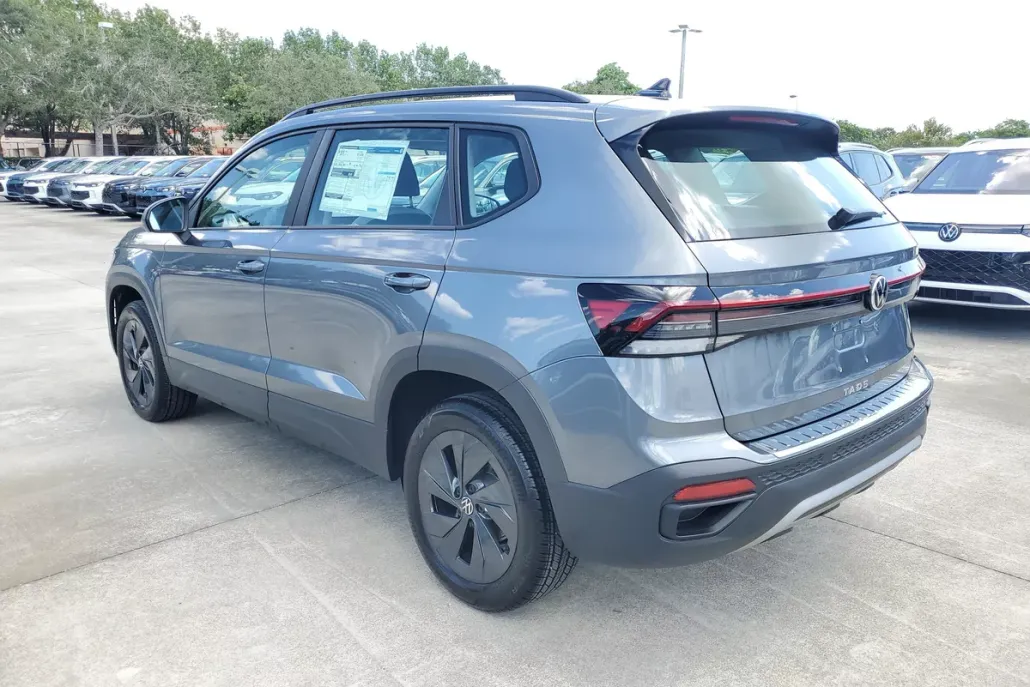 2025 Volkswagen Taos S photo 1