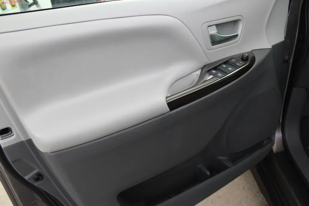 2020 Toyota Sienna XLE photo 1