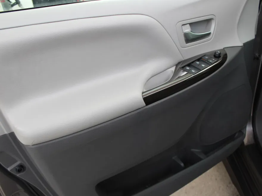 2020 Toyota Sienna XLE photo 1