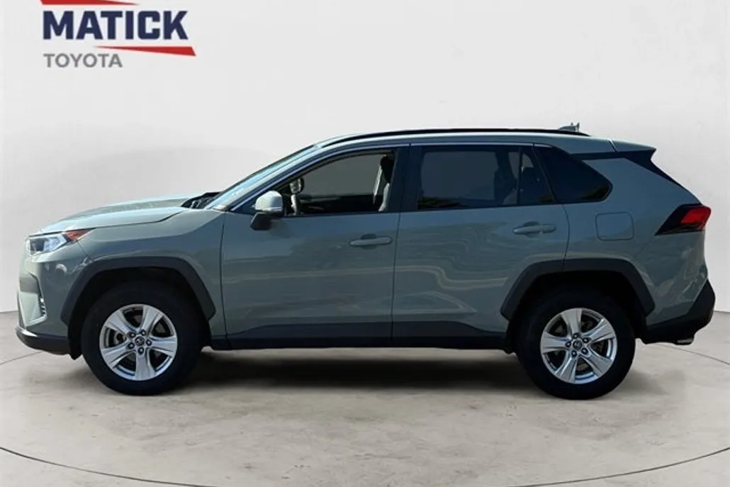 2021 Toyota RAV4 XLE photo 1