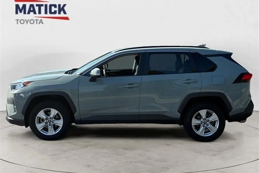 2021 Toyota RAV4 XLE photo 1