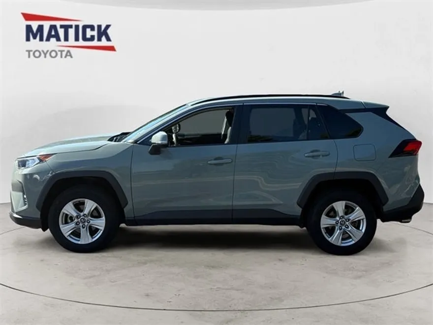 2021 Toyota RAV4 XLE photo 1