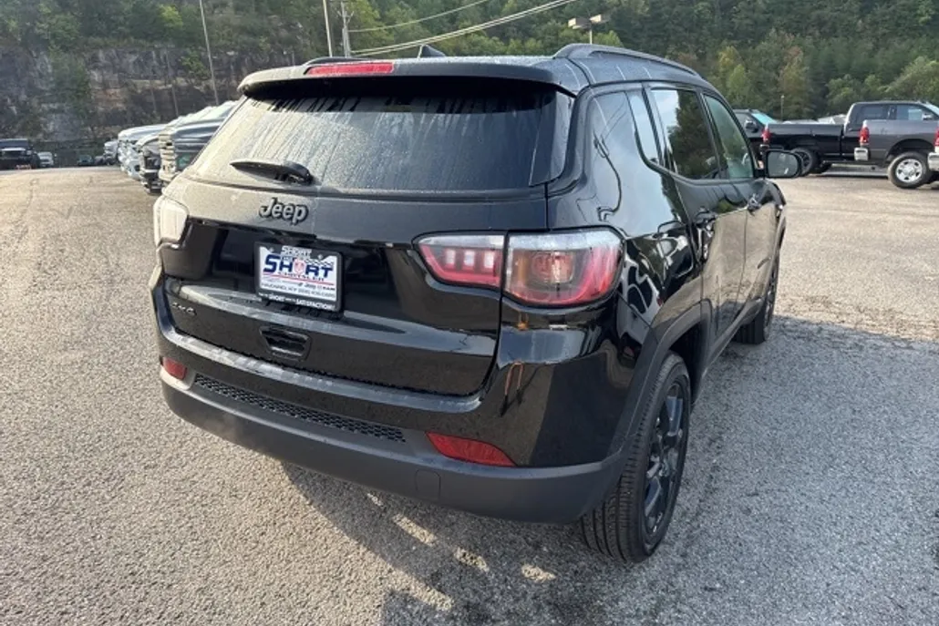 2026 Jeep Compass Latitude photo 1
