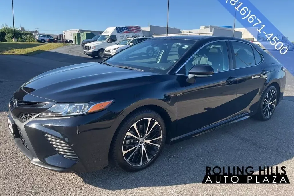2018 Toyota Camry SE photo 1