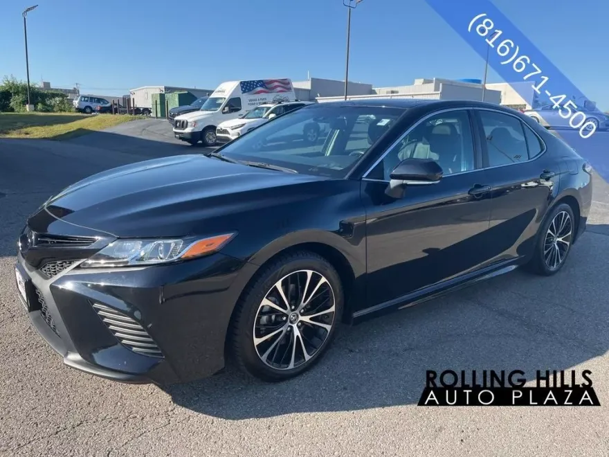 2018 Toyota Camry SE photo 1