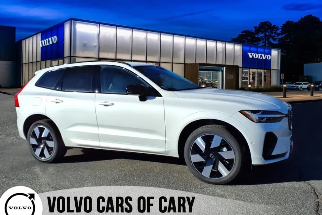2025 Volvo XC60 T8 Plus photo 1