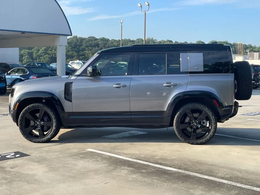 2023 Land Rover Defender X-Dynamic SE photo 1