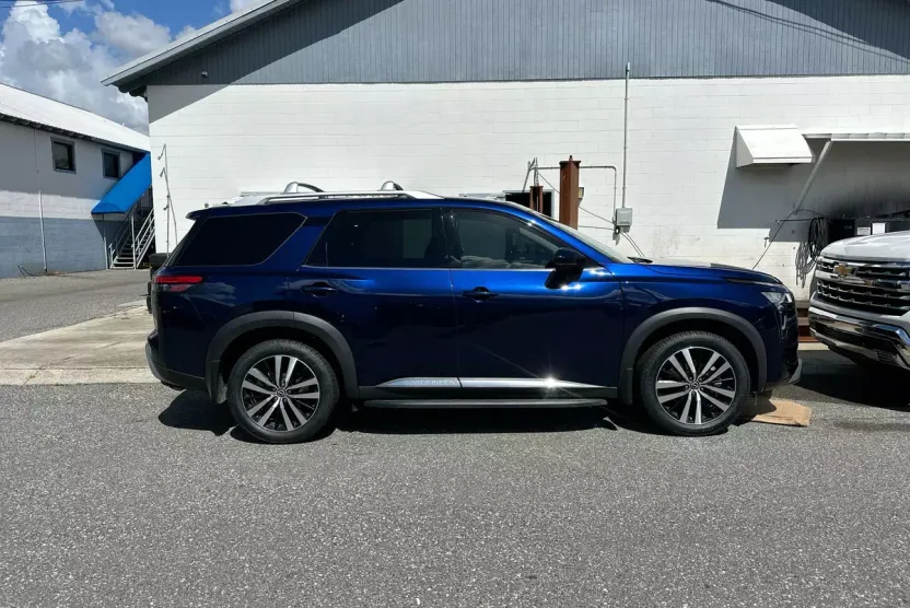 2023 Nissan Pathfinder Platinum photo 1