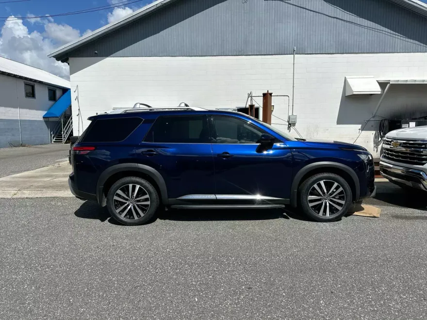 2023 Nissan Pathfinder Platinum photo 1