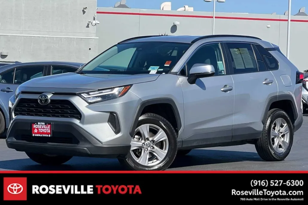 2023 Toyota RAV4 XLE photo 1