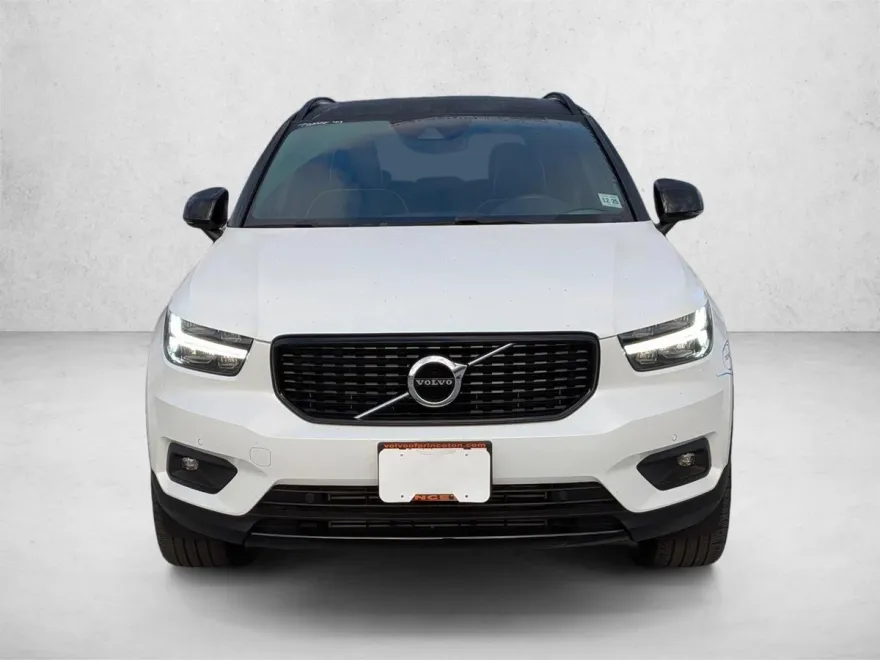 2021 Volvo XC40 T5 R-Design photo 1